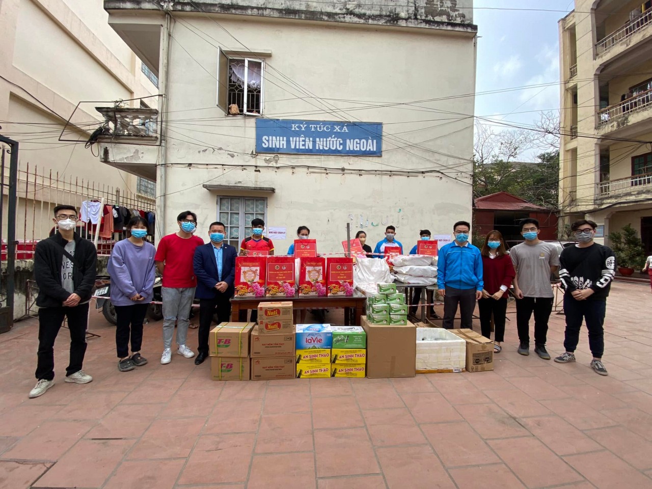 Tặng 60 phần quà Tết cho lưu học sinh Lào và Campuchia đang cách ly y tế