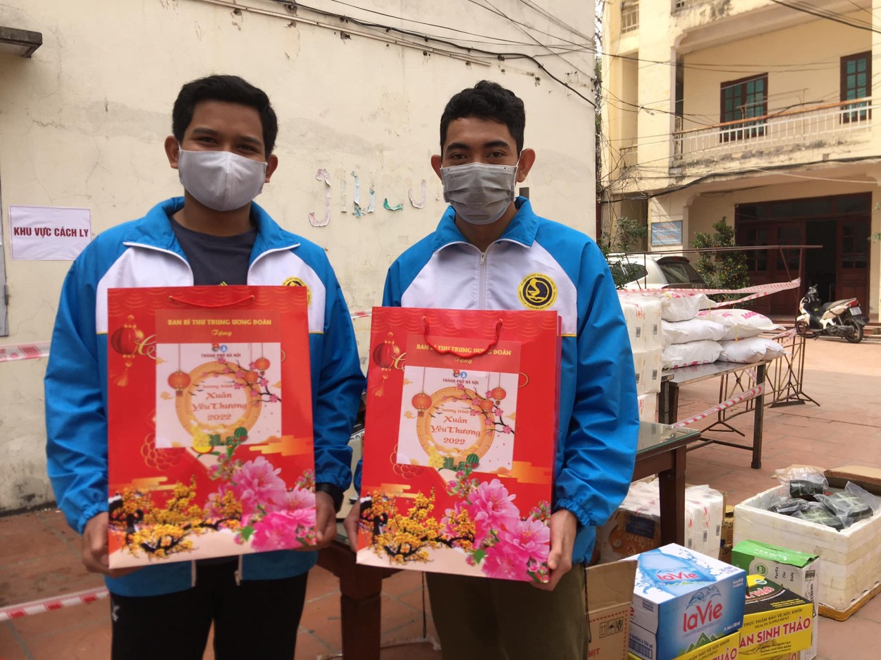 Tặng 60 phần quà Tết cho lưu học sinh Lào và Campuchia đang cách ly y tế