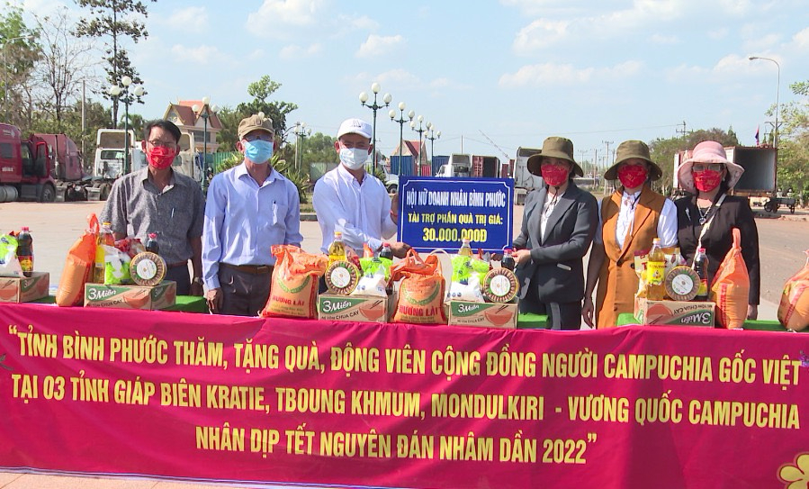 binh phuoc tang hon 1000 phan qua cho cong dong nguoi campuchia goc viet