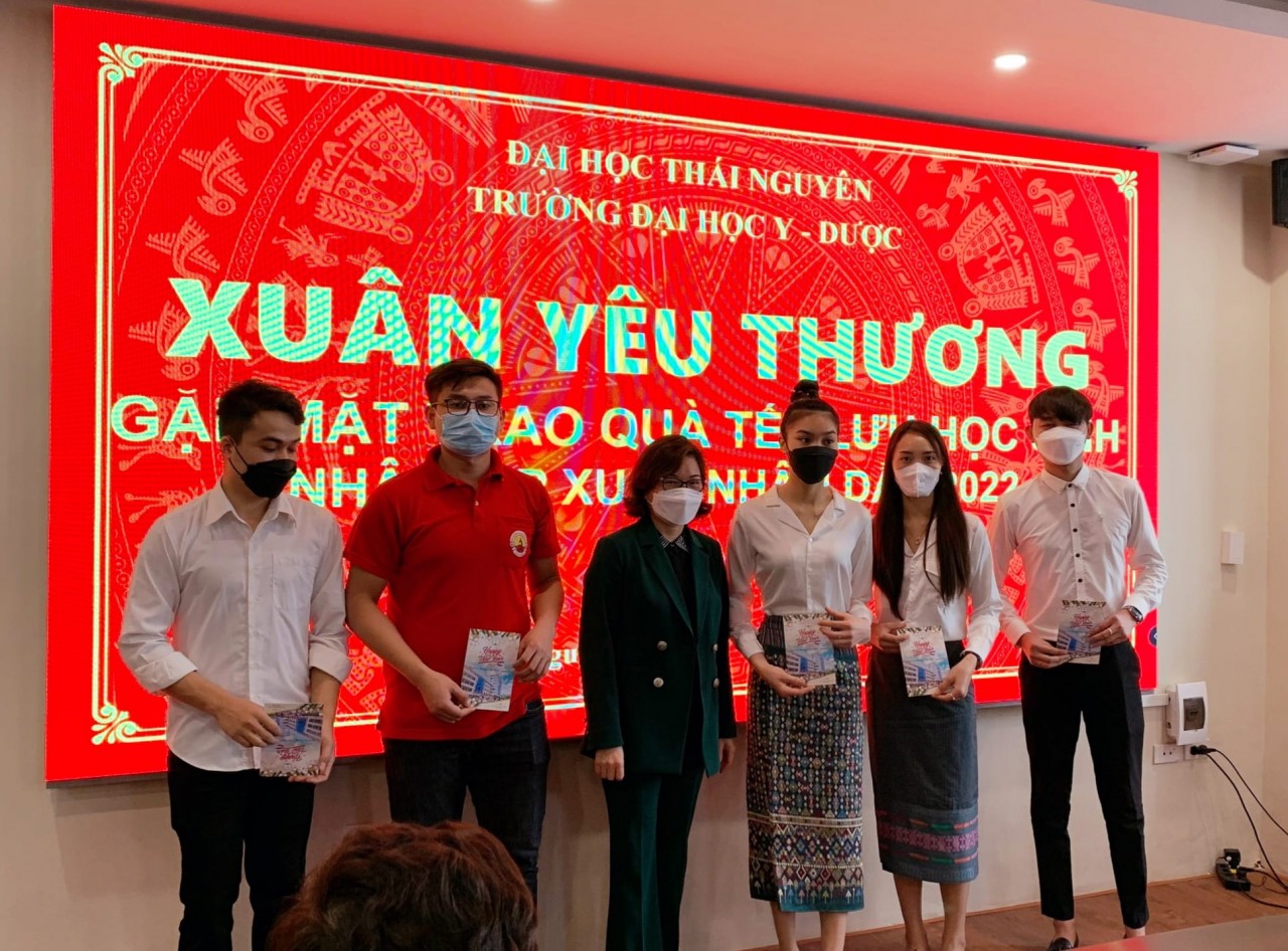 Trường Đại học Y – Dược (Thái Nguyên) tặng 68 suất quà Tết cho sinh viên Lào, Campuchia