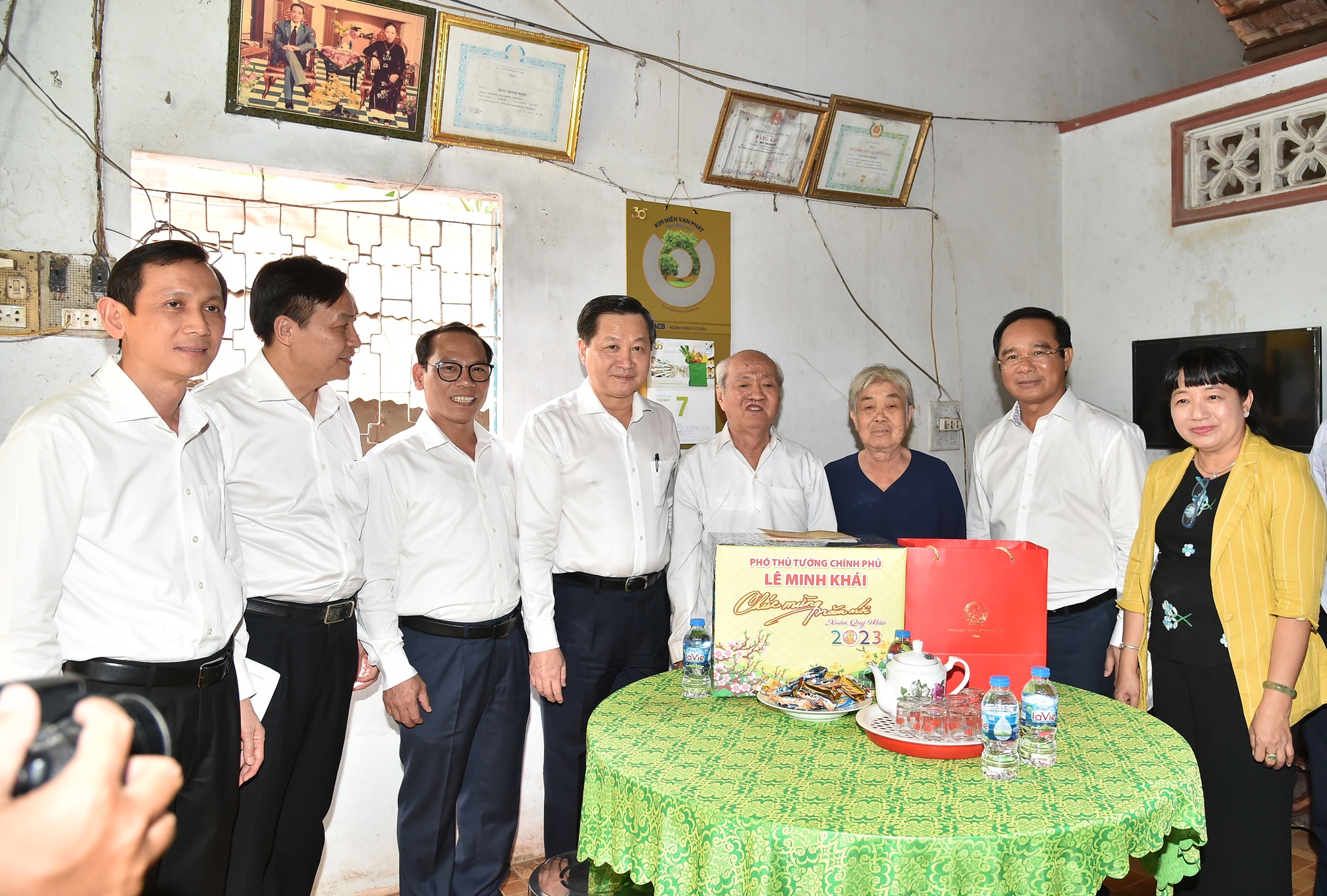 Phó Thủ tướng Lê Minh Khái chúc tết gia đình chính sách, người lao động tỉnh Long An - Ảnh 3.