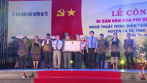 Doc dao nghe thuat trinh dien chieng ba cua nguoi Hre o Quang Ngai hinh anh 2