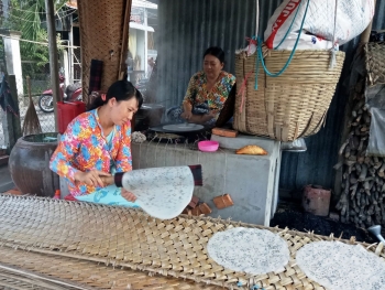 Rộn ràng làng bánh tráng trăm tuổi Thuận Hưng