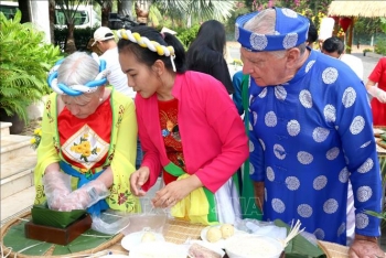 Du khách quốc tế hào hứng làm bánh chưng ngày Tết cổ truyền Việt Nam