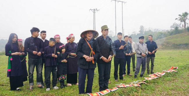 Ngày đầu năm cùng người Tày ra đồng tìm hướng kiêng