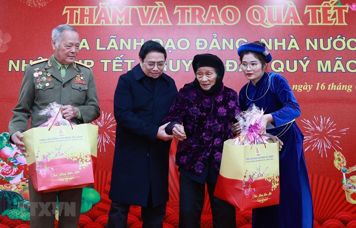 Thủ tướng Phạm Minh Chính tặng quà Tết cho người có công tại tỉnh Cao Bằng. (Ảnh: Dương Giang/TTXVN)