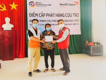 World Vision Việt Nam cấp phát tiền mặt cho 410 hộ gia đình tại huyện Minh Long (Quảng Ngãi)