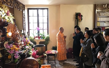 nhung ngoi chua o phap ma viet kieu nen di le dau nam