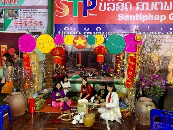 Cộng đồng người Việt tại Lào và Côn Minh (Trung Quốc) gói bánh chưng vui Tết Tân Sửu 2021 Cộng đồng người Việt tại Lào và Côn Minh (Trung Quốc) gói bánh chưng vui Tết Tân Sửu 2021