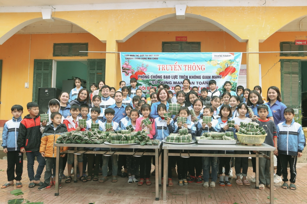 World Vision Việt Nam tặng bánh chưng, bao lì xì và quà cho người dân Hoà Bình