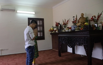 dai su quan viet nam tai malaysia dang huong bac ho va goi banh chung tang cong dong nguoi viet