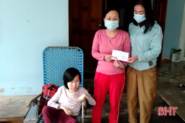 Hội Phụ nữ Hà Tĩnh ở CHLB Đức trao 27 suất quà Tết cho người nghèo