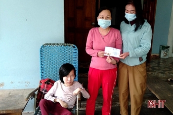 hoi phu nu ha tinh o chlb duc trao 27 suat qua tet cho nguoi ngheo