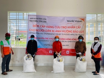 World Vision Việt Nam cấp phát thực phẩm và tiền mặt cho gần 2.000 hộ gia đình tại Quảng Ngãi, Quảng Trị
