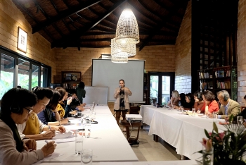 Nâng cao năng lực cho phụ nữ bị bạo lực vượt qua sang chấn tâm lý trong bối cảnh đại dịch COVID-19 Nâng cao năng lực cho phụ nữ bị bạo lực vượt qua sang chấn tâm lý trong bối cảnh đại dịch COVID-19