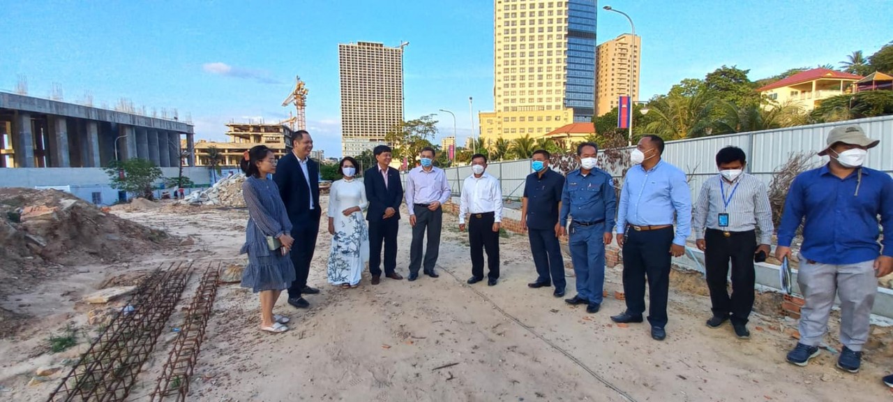 Đại sứ Nguyễn Huy Tăng thăm Đài hữu nghị Việt Nam - Campuchia tỉnh Preah Sihanouk