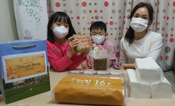 Trao 110 phần quà Tết đến người Việt gặp khó khăn tại Hàn Quốc