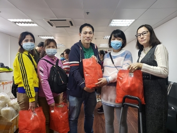 Hiệp hội Đồng bào hải ngoại Việt Nam tại Macau tặng 200 phần quà cho người Việt gặp khó khăn vì COVID-19