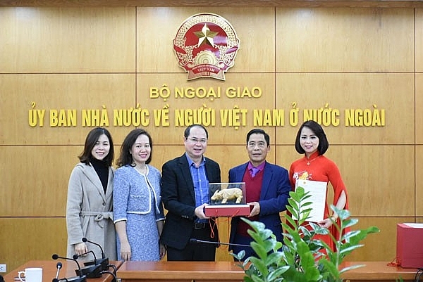 Trao quà tặng của Thủ tướng Chính phủ cho Hội người Việt Nam tại Séc và kiều bào tiêu biểu
