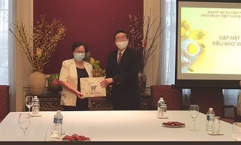 Thăm hỏi, động viên bà con kiều bào tại Bỉ sau một năm gặp nhiều khó khăn do dịch COVID-19 Thăm hỏi, động viên bà con kiều bào tại Bỉ sau một năm gặp nhiều khó khăn do dịch COVID-19