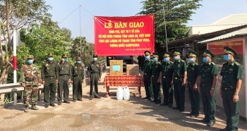 Long An trao tặng kinh phí và vật chất phòng, chống dịch COVID-19 cho tỉnh Prey Veng (Campuchia)