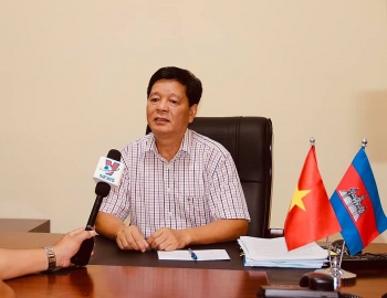 tong lanh su quan viet nam tai preah sihanouk chuyen 1000usd cuu tro cho 219 gia dinh goc viet