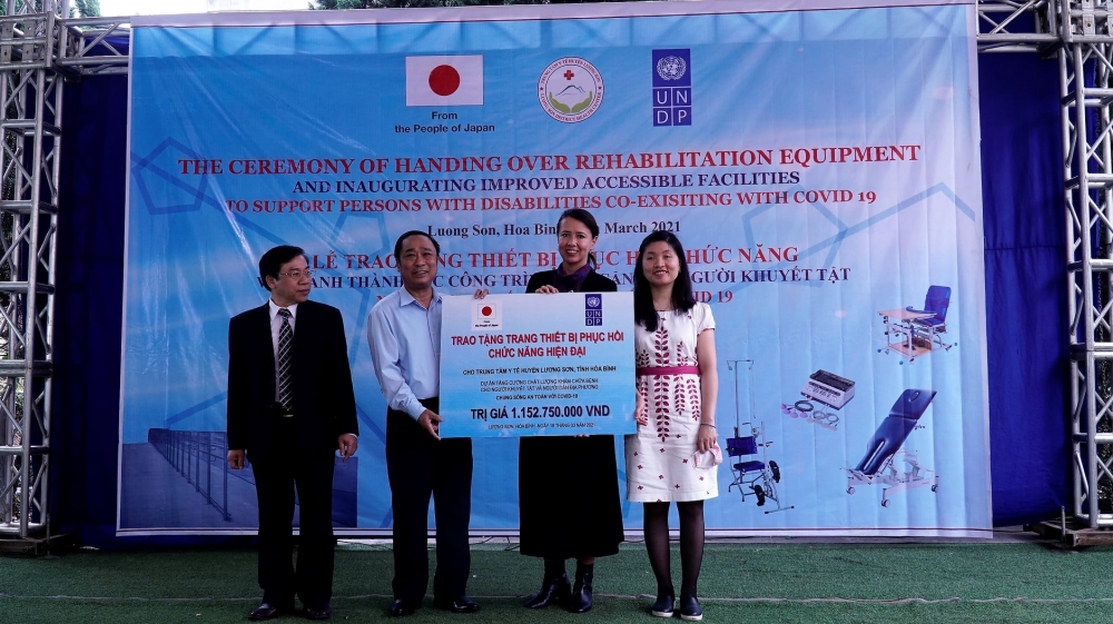 UNDP hỗ trợ xây dựng các hạng mục đường dốc và nhà vệ sinh cho người khuyết tật tại Hoà Bình