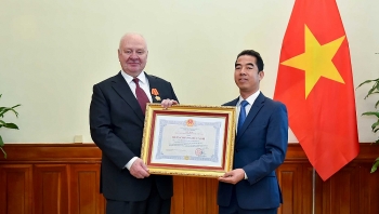 Đại sứ Liên bang Nga tại Việt Nam nhận Huân chương Hữu nghị vì đóng góp tích cực và hiệu quả cho quan hệ hai nước Đại sứ Liên bang Nga tại Việt Nam nhận Huân chương Hữu nghị vì đóng góp tích cực và hiệu quả cho quan hệ hai nước