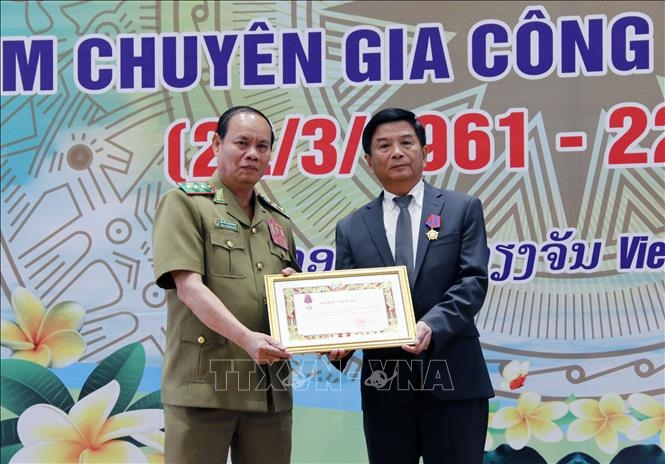 Trao tặng Huân chương Itsala (Tự do) cho Bộ Công an Việt Nam tại Lào