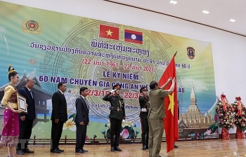 trao tang huan chuong itsala tu do cho bo cong an viet nam tai lao