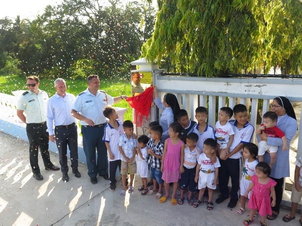 Đại sứ quán Canada tặng 5.000 USD và khánh thành con đường thiện nguyện tại Khánh Hoà