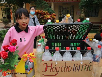 Trẻ em Hòa Bình, Lào Cai được hướng dẫn phân loại rác thải
