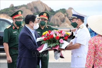 Thủ tướng Phạm Minh Chính dâng hương tưởng niệm các liệt sĩ Gạc Ma
