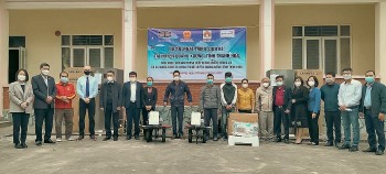 world vision viet nam ban giao trang thiet bi cho 9 ho dan tai thanh hoa
