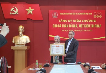 Trao Kỷ niệm chương Vì nạn nhân chất độc da cam cho bà Trần Tố Nga