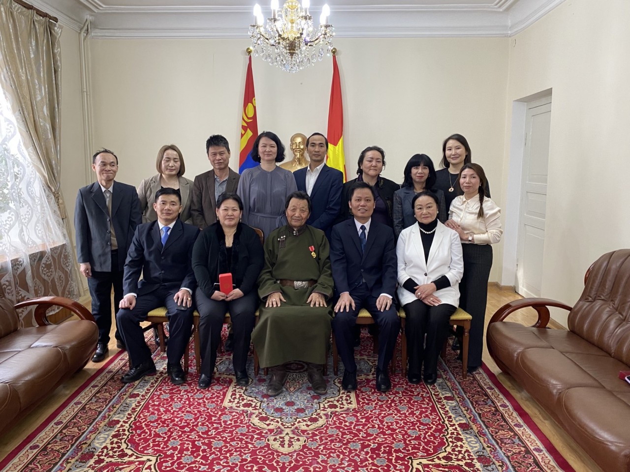Trao tặng Huy chương Hữu nghị cho Chủ tịch Hội Hữu nghị Mông Cổ - Việt Nam