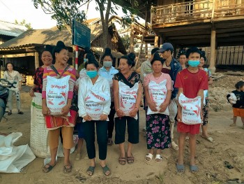 World Vision Việt Nam hỗ trợ 6 tấn gạo cho 600 hộ gia đình tại Điện Biên