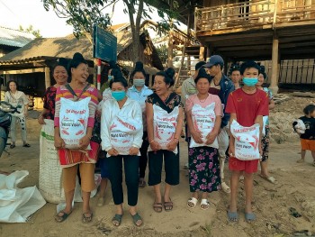 World Vision Việt Nam hỗ trợ 6 tấn gạo cho 600 hộ gia đình tại Điện Biên World Vision Việt Nam hỗ trợ 6 tấn gạo cho 600 hộ gia đình tại Điện Biên