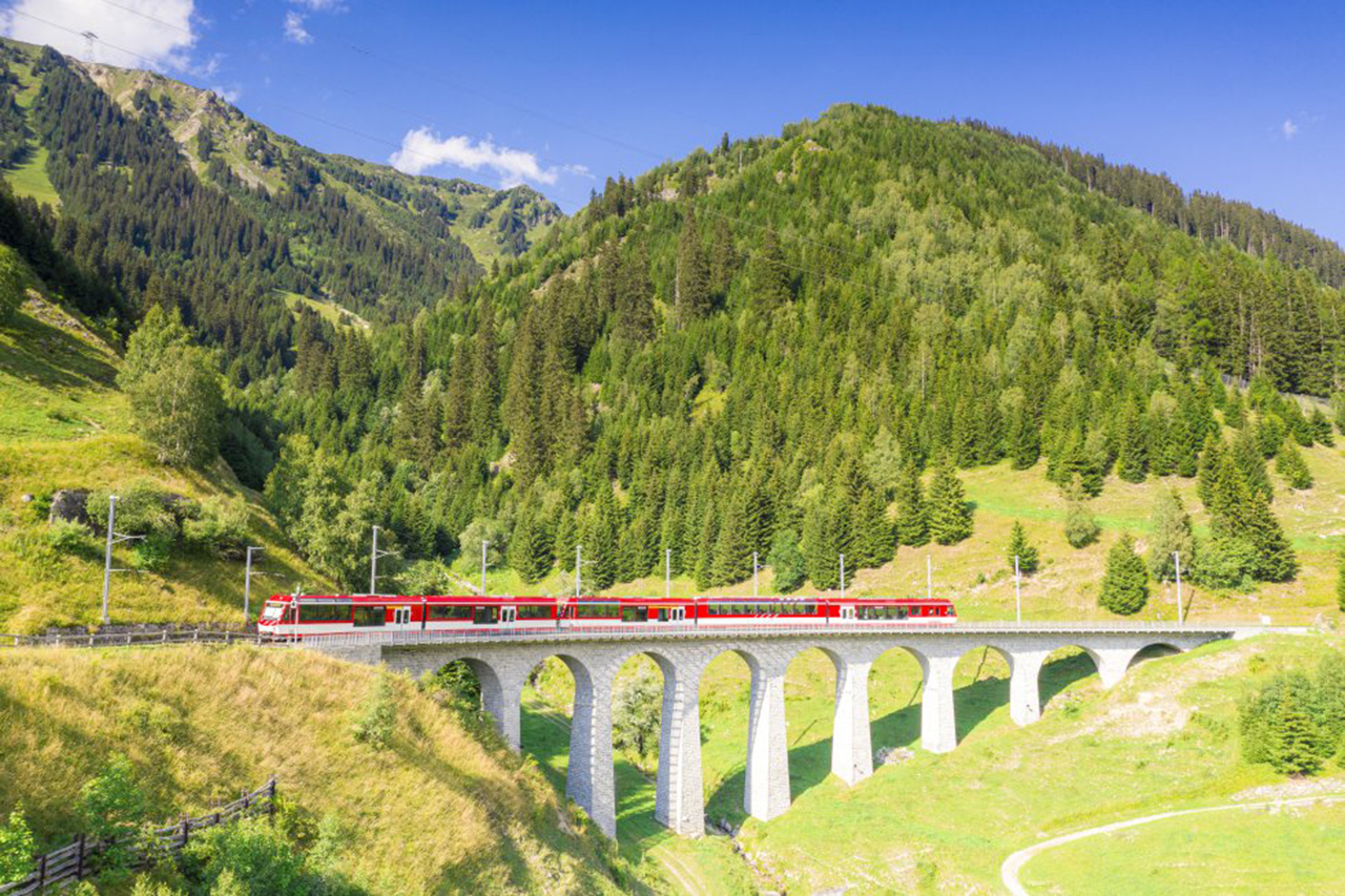 Ngắm cảnh sắc ấn tượng trên những chuyến tàu hỏa nổi tiếng nhất thế giới -0