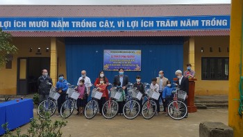Hiệp hội Bretagne-Việt Nam (Pháp) tặng 20 xe đạp cho học sinh nghèo hiếu học tại Thừa Thiên Huế