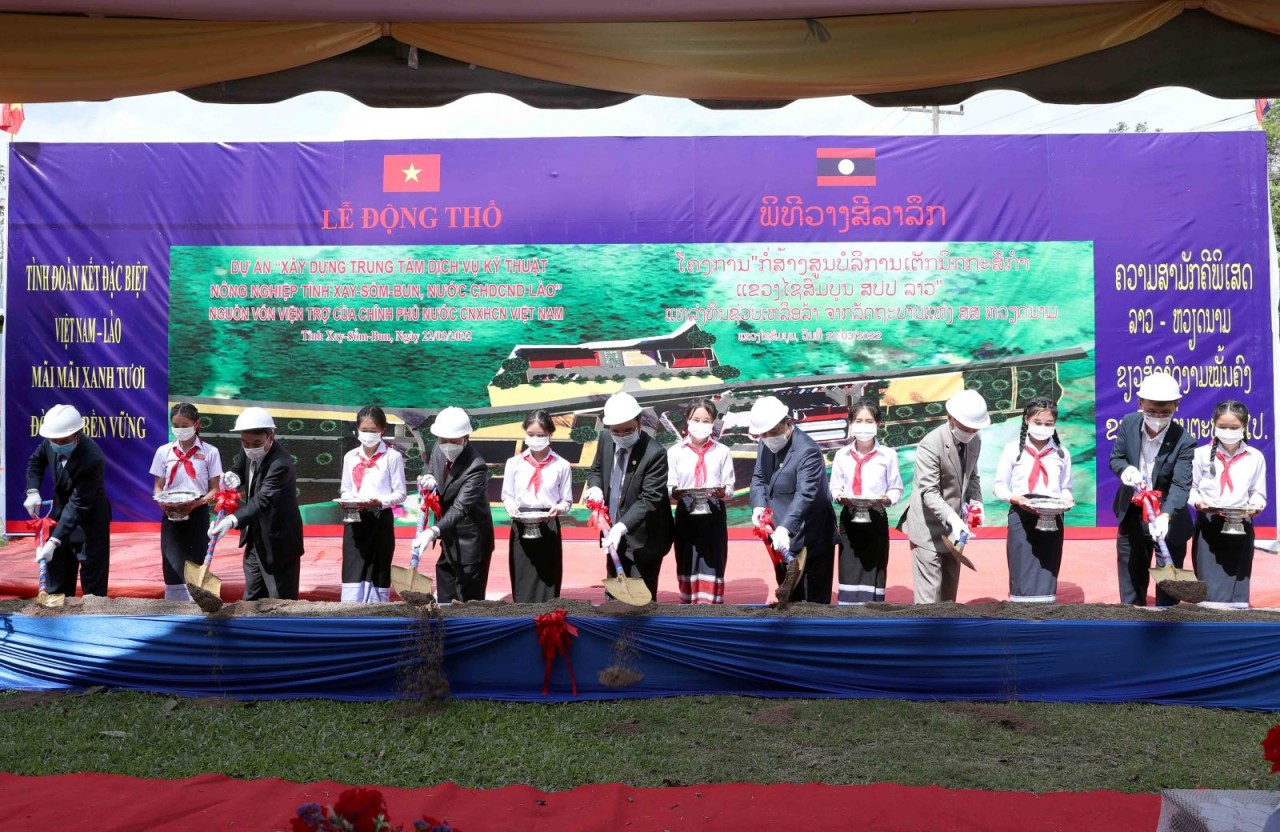 Khởi công, khánh thành và bàn giao một số dự án của Việt Nam giúp Lào