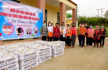 World Vision Việt Nam cấp phát gia cầm cho 100 hộ gia đình khó khăn tại Điện Biên