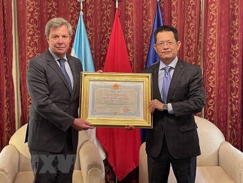Tặng Huân chương Hữu nghị cho nguyên Đại sứ Argentina tại Việt Nam