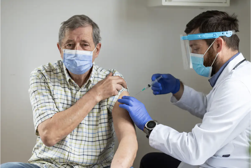 my cap phep tiem mui thu 4 bang vaccine cua pfizerbiontech va moderna cho nguoi tren 50 tuoi