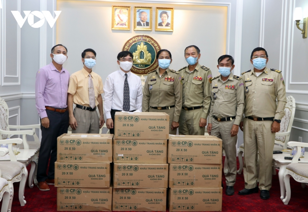 Đại sứ quán Việt Nam tặng 10.000 chiếc khẩu trang cho Tổng cục Di trú Campuchia