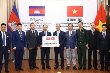 Việt Nam hỗ trợ 200.000 USD cho Chính phủ và nhân dân Campuchia chống dịch COVID-19 Việt Nam hỗ trợ 200.000 USD cho Chính phủ và nhân dân Campuchia chống dịch COVID-19