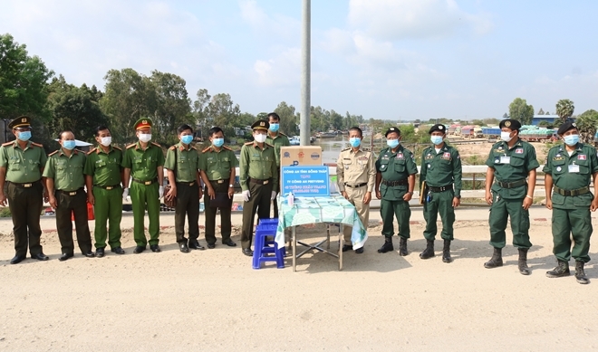 Công an Đồng Tháp tặng 40 thùng khẩu trang cho Ty Công an PrâyVeng (Campuchia)