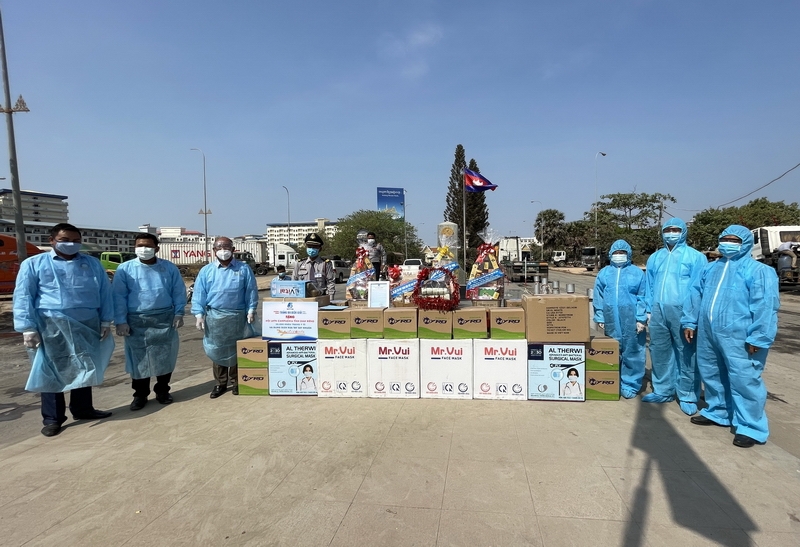 Tặng 20.000 khẩu trang y tế, 1.000 chai nước sát khuẩn cho Hội LHTN Campuchia tỉnh Svay Rieng