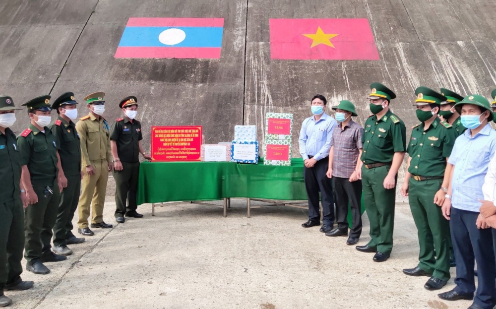 Tặng quà cho người dân, lực lượng vũ trang và Tổng lãnh sự quán Lào nhân dịp Tết Bunpimay