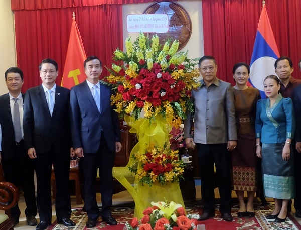 Tặng quà cho người dân, lực lượng vũ trang và Tổng lãnh sự quán Lào nhân dịp Tết Bunpimay